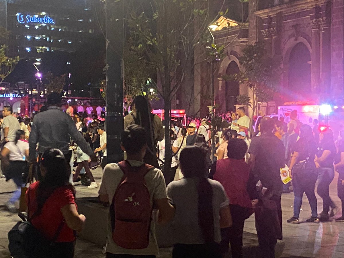 NotiBonS_Mx's tweet photo. ⚡| AHORA: Un conductor arrolló a varias personas afuera de la Catedral de Guadalajara. https://t.co/oP3IFz6SJY
