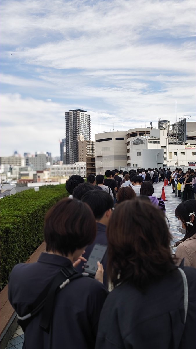 HboMrsa's tweet photo. 大阪2日目10時30分現在
グッズ販売の列・・・
昨日より長いかなと思いつつ、
流れは早いかな

#YOASOBI超現実 
#超現実ドームツアー https://t.co/dwT3XZJ5VT