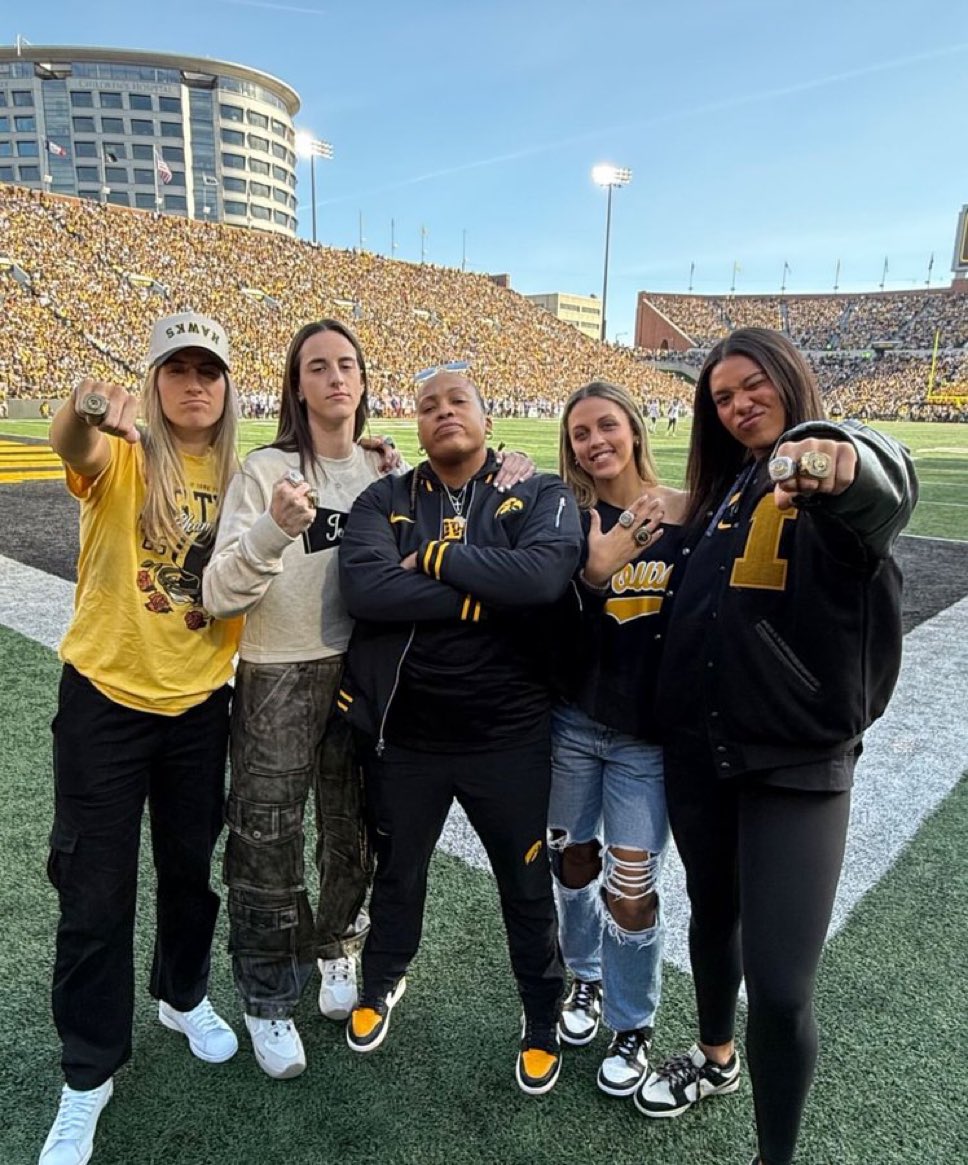 HawkeyeMuse1's tweet photo. hardest photo from today, are you kidding https://t.co/dWDdGYkPVn