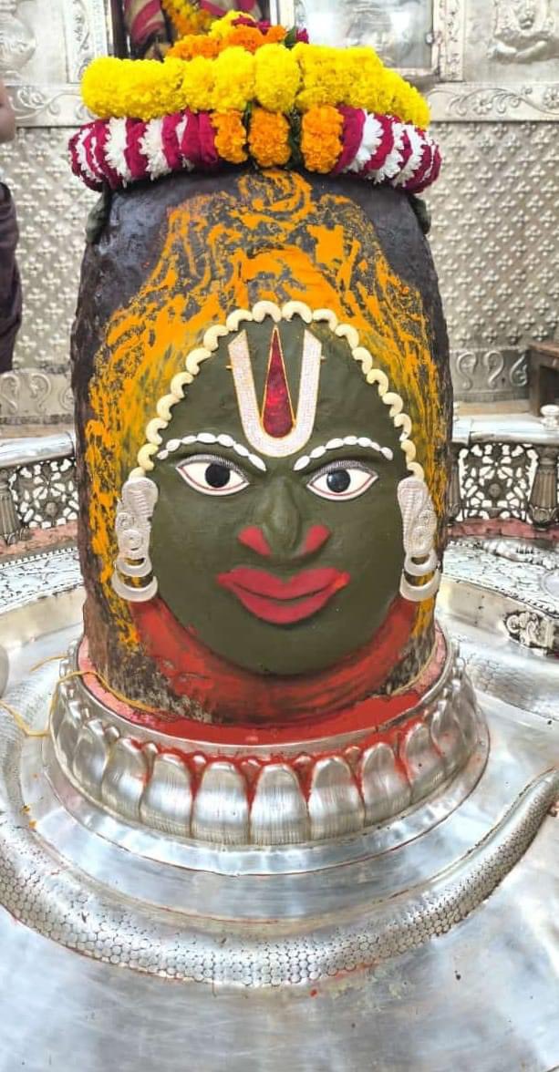ujjain_live's tweet photo. ॐ श्री महाकालेश्वराय नमः 🙏🏻
दिनांक 27 अक्टूबर 2024 को ज्योतिर्लिंग भगवान श्री महाकालेश्वर जी का प्रातः कालीन भस्म आरती श्रृंगार दर्शन

#mahakal #mahakaleshwar #ujjain #ujjainlive #mahakaldailydarshan https://t.co/c6lF0rczlV