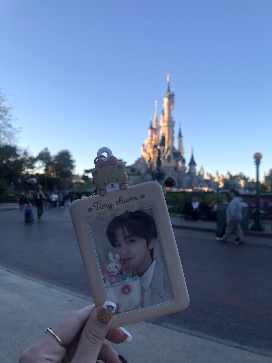 귀엽고 따뜻하고 착하고 다정하고 멋있고 잘생긴 남자 박도현 태어나줘서 고마워
항상 힘이 되어줘서 고마워
도현이와 함께하는 시간이 다 소중한 선물 같아
우리 앞으로도 좋은 추억 많이 만들어 가자
🐰🐻🤎

#루네이트 #LUN8 #도현 #DoHyun
#도현에게_보내는_80자편지