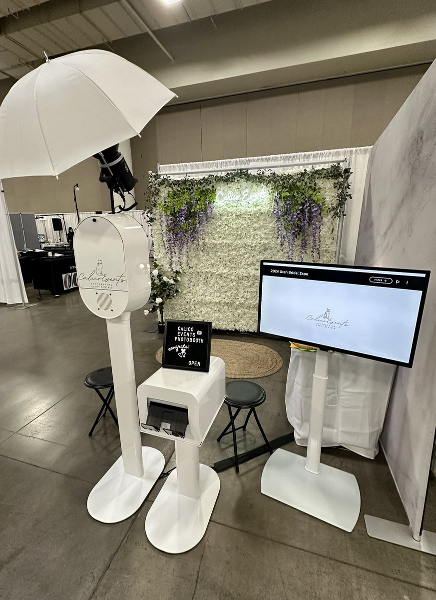 CalicoEvents's tweet image. Such a pretty setup today for the @ACSBridalExpo in Salt Lake! Who else loves our newest floral backdrop??