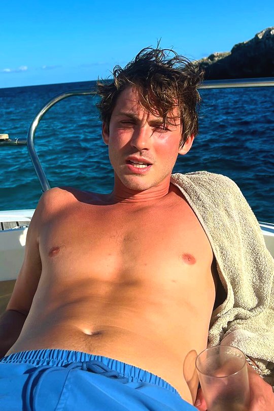 alan_badvin's tweet photo. Percy Jackson main cast on/off. Saved the best one for last obviously as a topless lady is way hotter than topless guys 😉 https://t.co/krOl8Xc6Hr