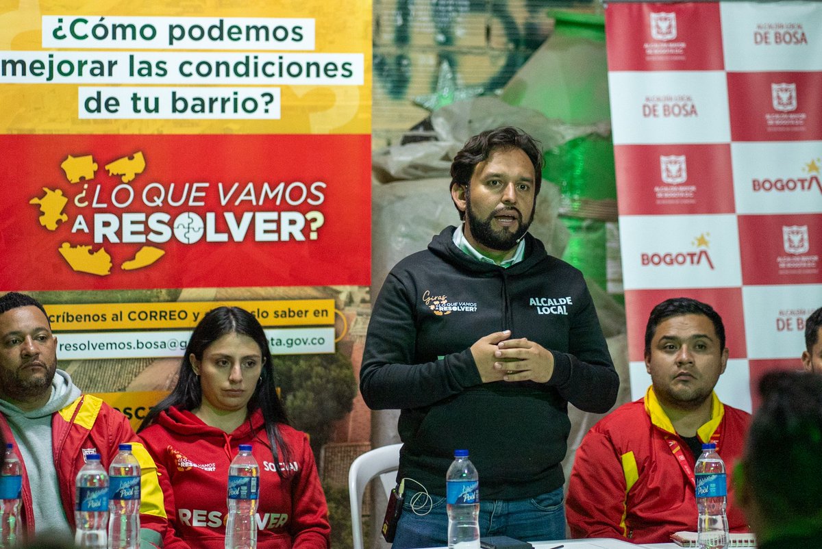AlcaldiadeBosa's tweet image. Así fue la última jornada de las giras de hoy.

Nuestra tarea será #Resolver lo que nos solicitó la comunidad, trabajaremos por mejorar temas de movilidad, infraestructura, espacio público y seguridad.