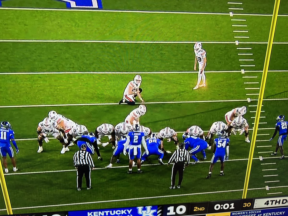 ByCasagrande's tweet photo. I counted 14 Auburn players on the field for that attempt at a field goal. https://t.co/wQUI9AMflK