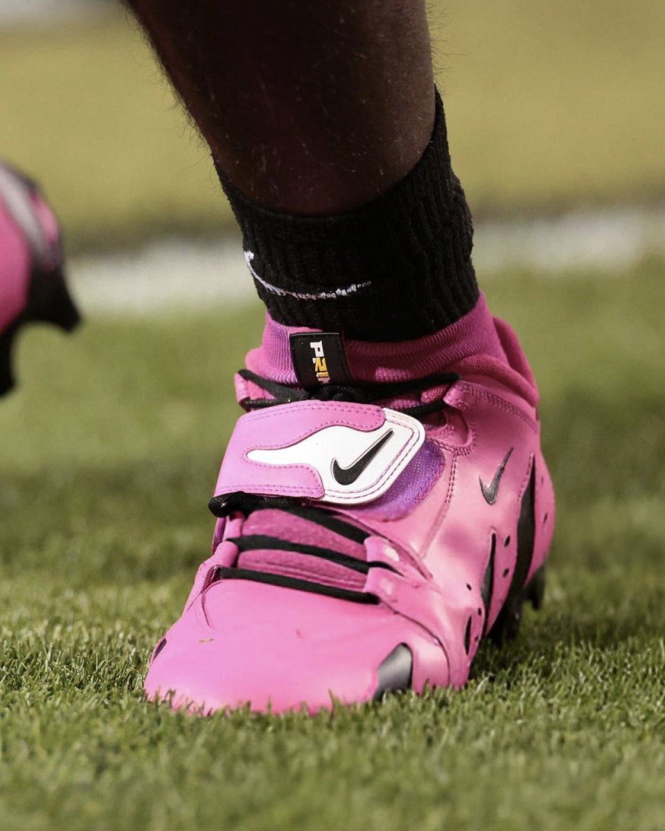 Shedeur Sanders brought out pink Nike DT Max 96 cleats 🎟️🔥