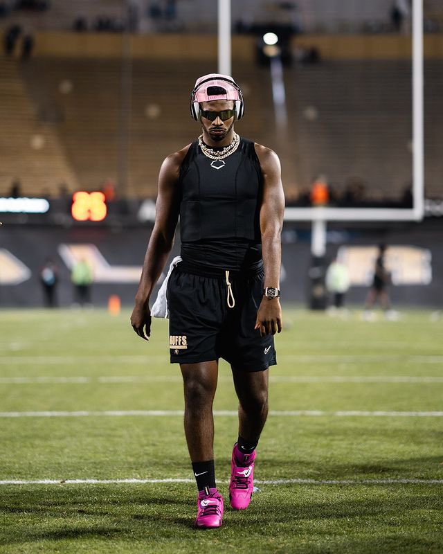Shedeur Sanders brought out pink Nike DT Max 96 cleats 🎟️🔥