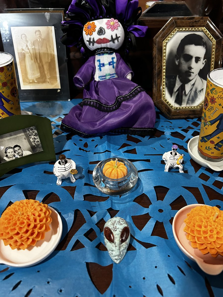 CineticaSam's tweet photo. Le regalé a mi mamá un aliencito y lo puso en su altar de muertos 👽 https://t.co/bwUJDuL0eF