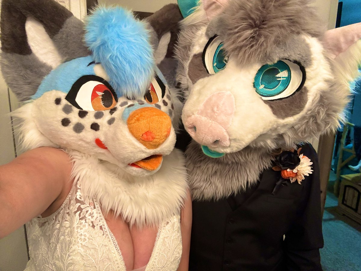 Slushiekinz's tweet photo. We’re married 💍 https://t.co/GSvU653CD7