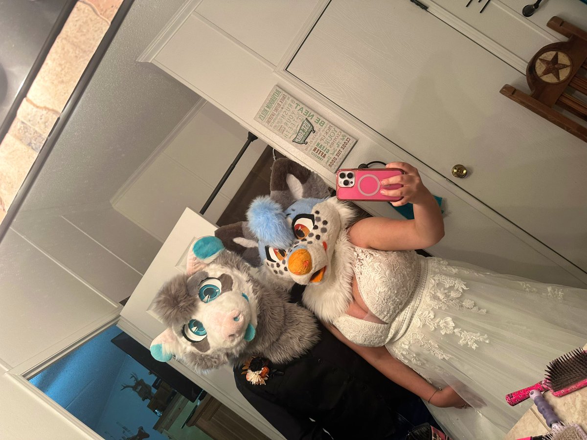Slushiekinz's tweet photo. We’re married 💍 https://t.co/GSvU653CD7