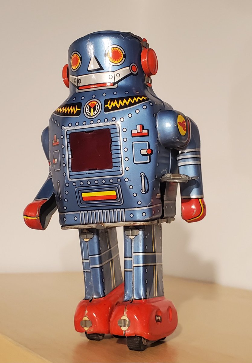 KyleLaFever's tweet photo. Look who arrived in the mail today! 📬 I don’t know much about this little robot—just that he’s from Japan, has a cool design, and rocks a fun pair of roller skates! 🛼🤖
Anyone know more about him or have one of these in their collection? https://t.co/k4v6YrbK69