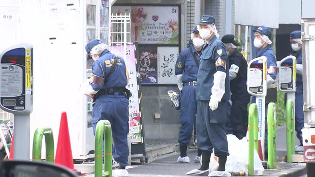 livedoornews's tweet photo. 【経緯調べる】東京・新橋のガールズバーで18歳の女性従業員が刺されて死亡 客の男を逮捕
https://t.co/nnELOVzPWN

午前5時40分ごろ、「店長が客をおさえている。早く警察官来て」と110番通報があった。警視庁は、女性の首を刃物で刺すなどして殺害しようとした疑いで、49歳の男を現行犯逮捕した。 https://t.co/0jEWXCNiPn