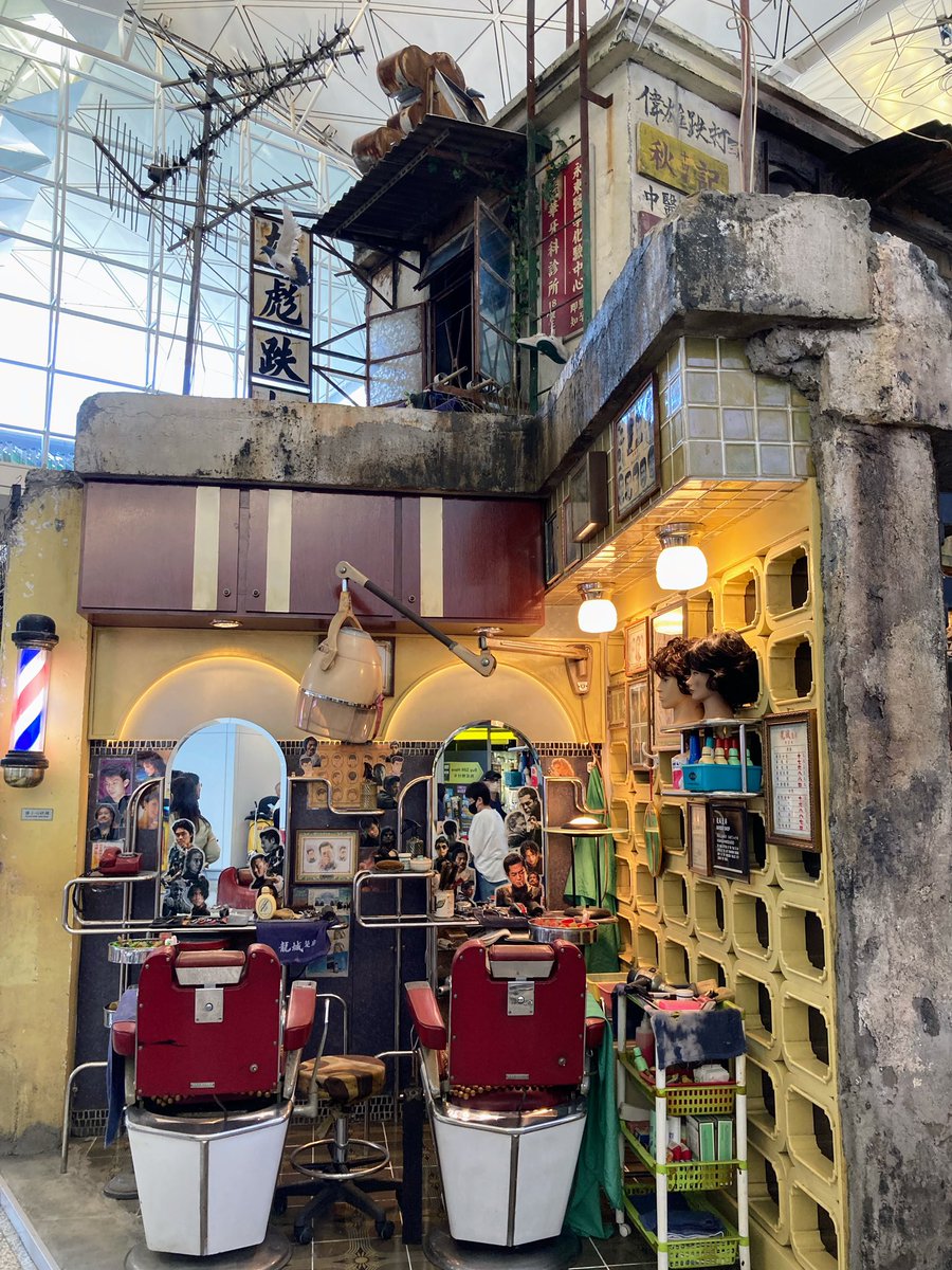 usapepe's tweet photo. 今、香港の歴代No.1大ヒット映画「九龍城寨之圍城」の実物大レプリカのセットが香港国際空港ターミナル1到着ホールAに設置されている。

セットは2024年10月7日（月）から11月20日（水）まで香港国際空港に設置。その後は別のエリアである啓徳（カイタック）の複合施設AIRSIDEに移動する予定。

#香港 https://t.co/8OFzYzy2XK