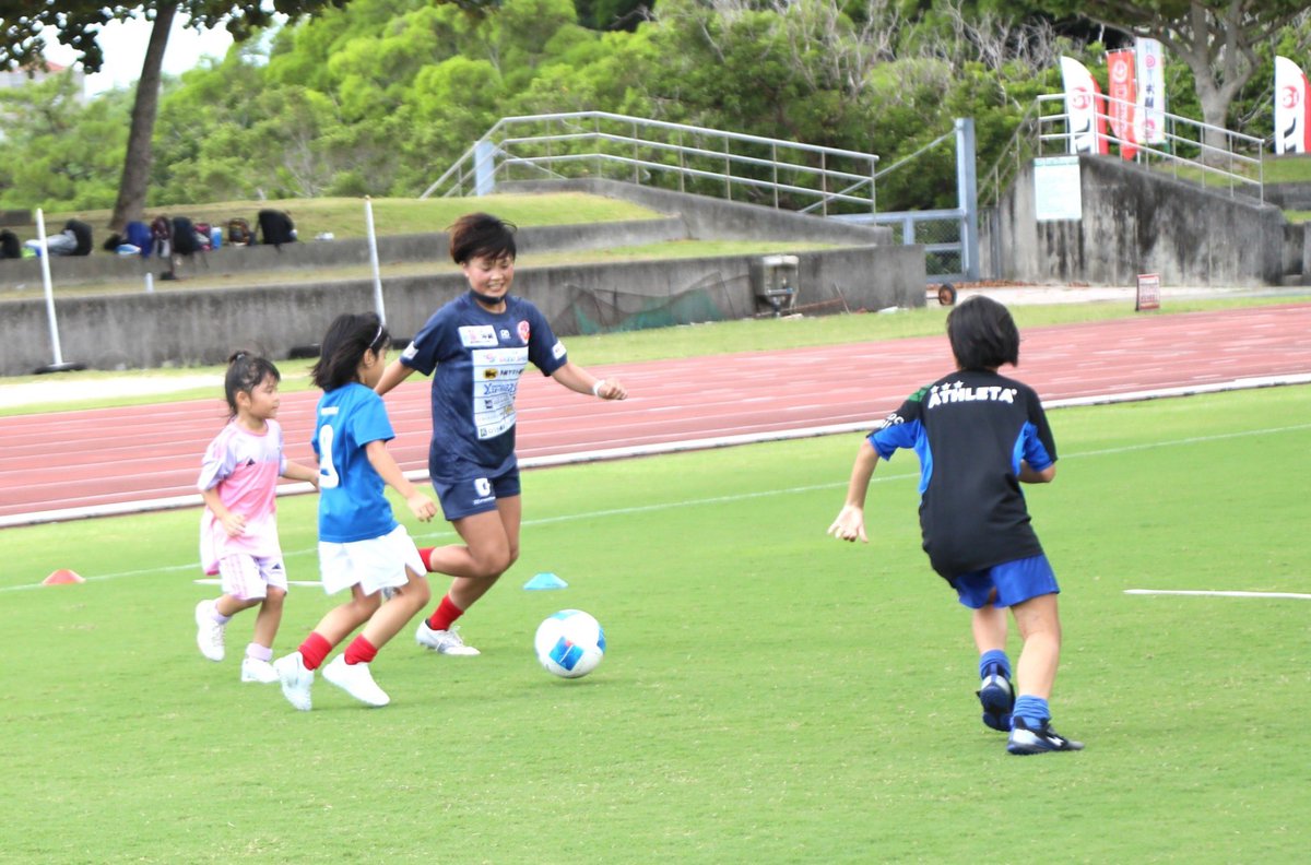 RYUKYU_DEIGOS's tweet photo. ／
11/3　沖縄市マッチデー
交流イベント参加者募集⚽️
＼

琉球デイゴスの試合を観た後は、選手たちが走り回っていたピッチで選手たちと一緒にボールを追いかけて楽しみましょう👍

時間：13:15-14:00(試合終了後)
対象：未就学児～小学生の男女

▼申し込みはこちら
https://t.co/3R8tgeLFXu https://t.co/jc2lAVubMH