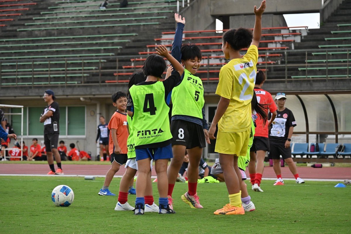 RYUKYU_DEIGOS's tweet photo. ／
11/3　沖縄市マッチデー
交流イベント参加者募集⚽️
＼

琉球デイゴスの試合を観た後は、選手たちが走り回っていたピッチで選手たちと一緒にボールを追いかけて楽しみましょう👍

時間：13:15-14:00(試合終了後)
対象：未就学児～小学生の男女

▼申し込みはこちら
https://t.co/3R8tgeLFXu https://t.co/jc2lAVubMH