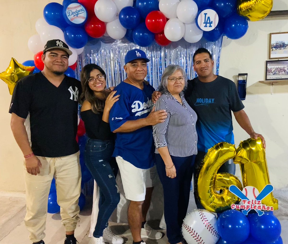 SoyAcerera's tweet photo. Festejando en familia a don Rafael Vega y viendo la #SerieMundialxFSMX  desde Monclova, Coahuila. Saludos! https://t.co/PyYC3DIddK