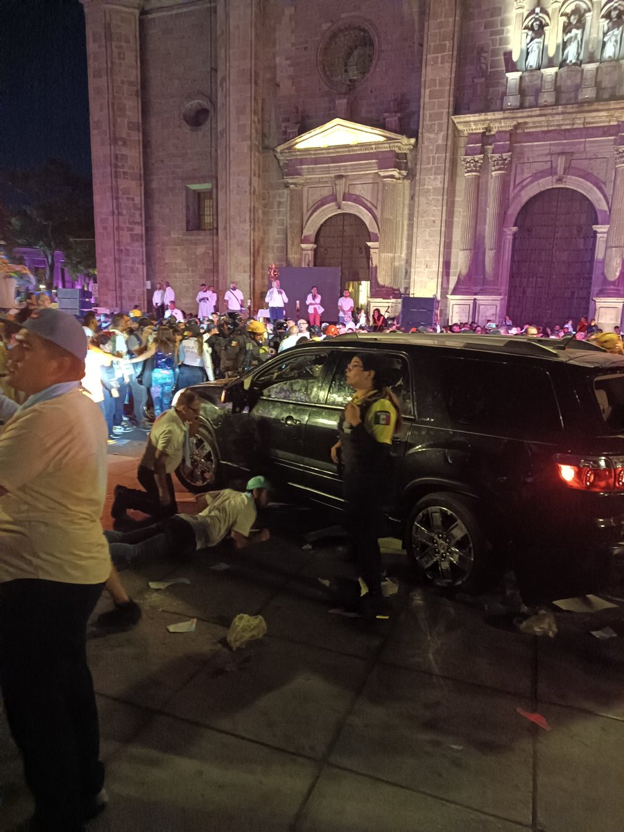 NotiBonS_Mx's tweet photo. ⚡| URGENTE: las autoridades jaliscienses respondieron de manera inmediata y detuvieron al conductor de la camioneta que atropello a múltiples personas en Guadalajara. https://t.co/1gwCCOcOMI