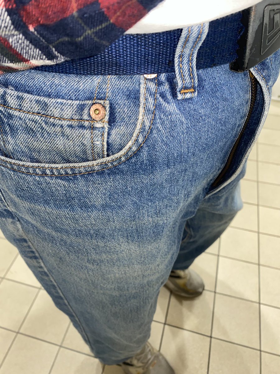 shinichi5217's tweet photo. 今日着用のジーンズです
90年代のリーバイス510です
1996年製のアメリカ製です
この510は505に近いスリム・ストーレート。
ハイウエストでヒップポケットも高めに配置、タックイン時の美脚シルエットが特徴です。今の510よりスキニーではありません
#levis
#levis510
#リーバイス
#リーバイス510 https://t.co/zT6rqSAtoj