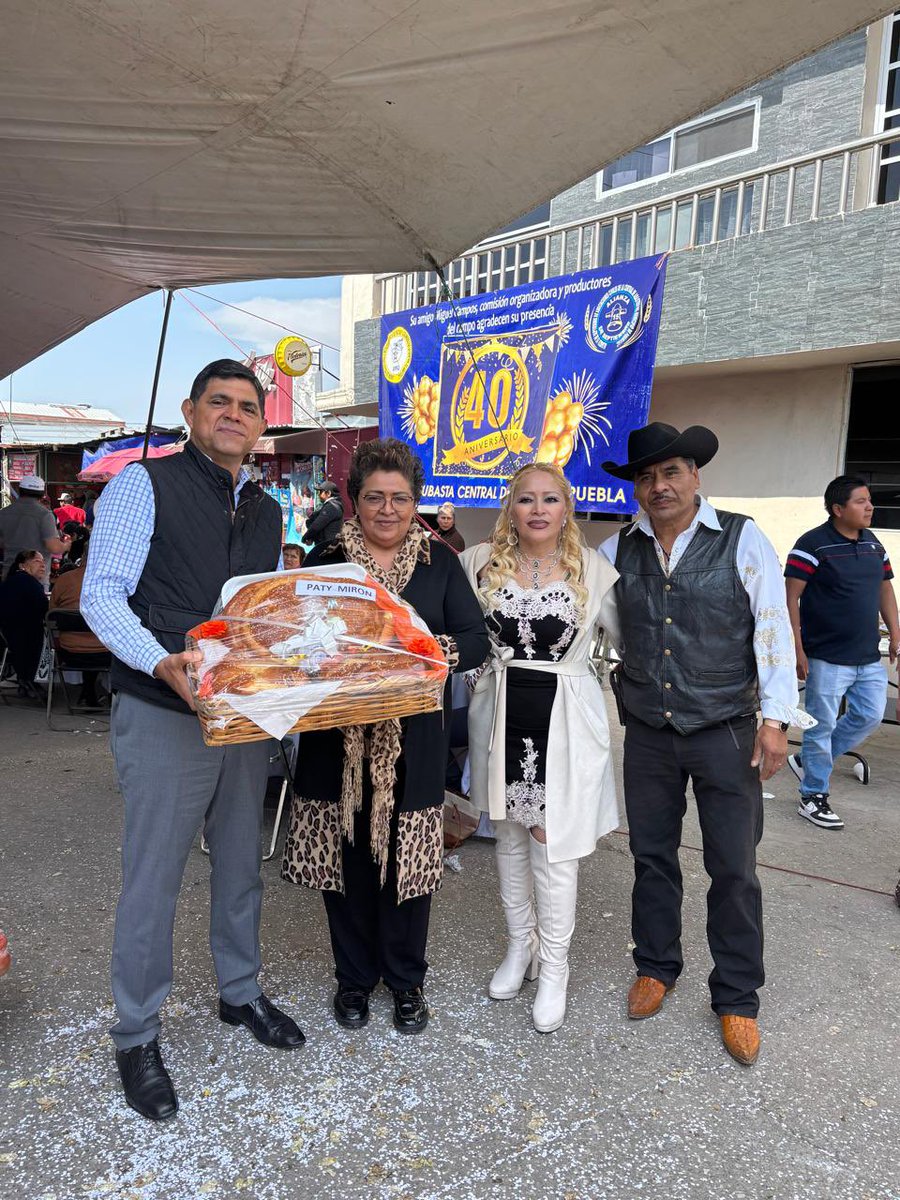 MironTerron's tweet photo. Gracias a todos mis amigos y líderes de la #CentralDeAbastosPuebla, y en especial al #Monseñor Victor Sanchez Espinoza por oficiar la misa de #PrimeraComuniòn y la celebración del 40 Aniversario de la #PrimeraSubasta. https://t.co/wUnDbQWpPn