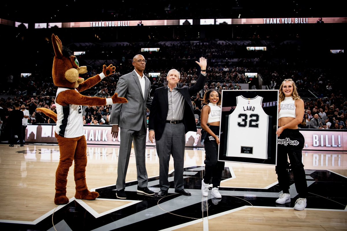 seanelliott_32's tweet photo. My partner @BillLand receives a #32 jersey symbolizing the fact that he carried me on his back for so many years. https://t.co/Dt4xU9LK3o