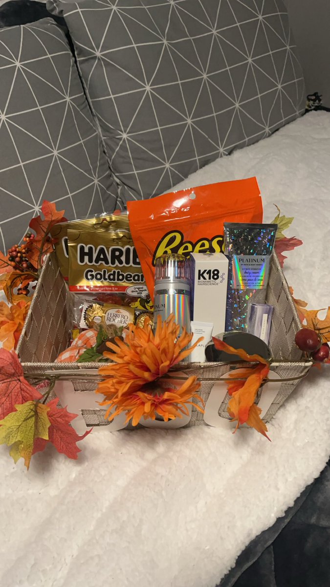 priilz's tweet photo. my bf surprised me with a boo basket like WHO IS THIS MAN AND HOW IS HE REALLL!!!! @imOohKay i love you !!🩷💋 https://t.co/K8S0gMicgG