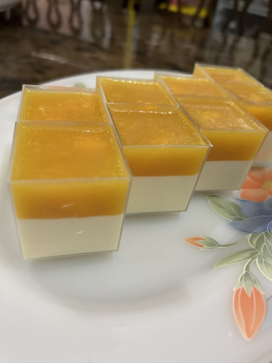 Morningggg dessert of the dayyyyy

Mango panna cotta 
Sedappppp yummmsss