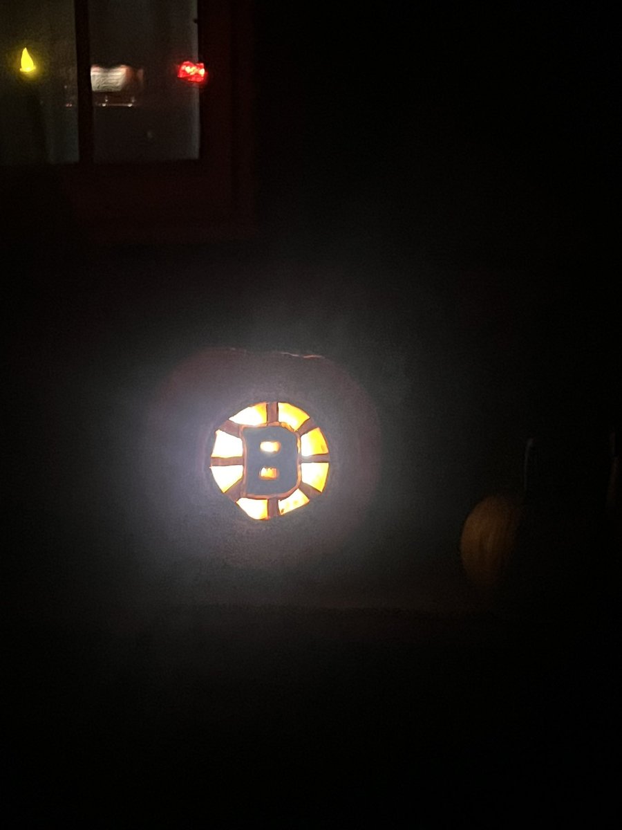 AllisonRobison_'s tweet photo. @NHLBruins pumpkin! https://t.co/YEMnmIJ8Cn