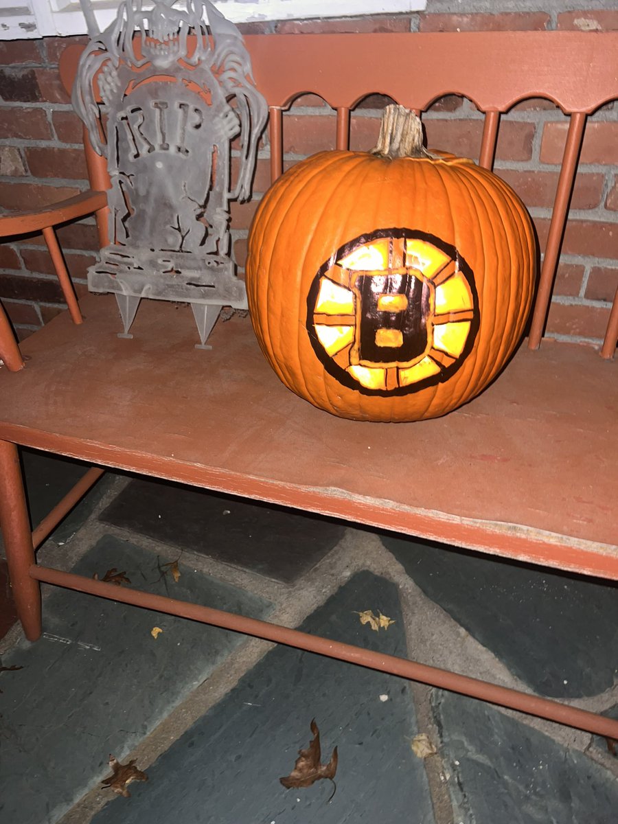 AllisonRobison_'s tweet photo. @NHLBruins pumpkin! https://t.co/YEMnmIJ8Cn