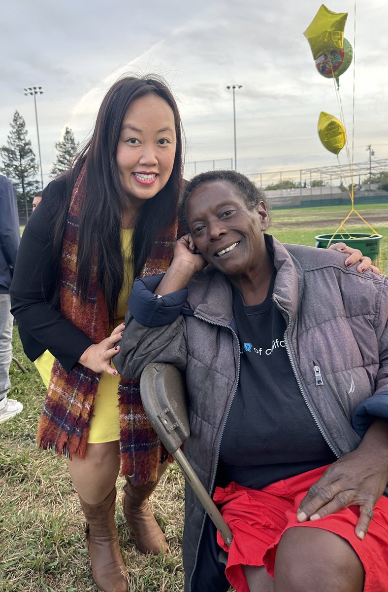 MaiForUs's tweet photo. What a beautiful and perfect evening in #Meadowview for our annual Movie Night event 🎥 🍿! So great to be in community with our youth, seniors and families. I love us, I love #SouthSac #HeartAndHustle #MovieNight #CommUNITY https://t.co/4kCgaOIZPp