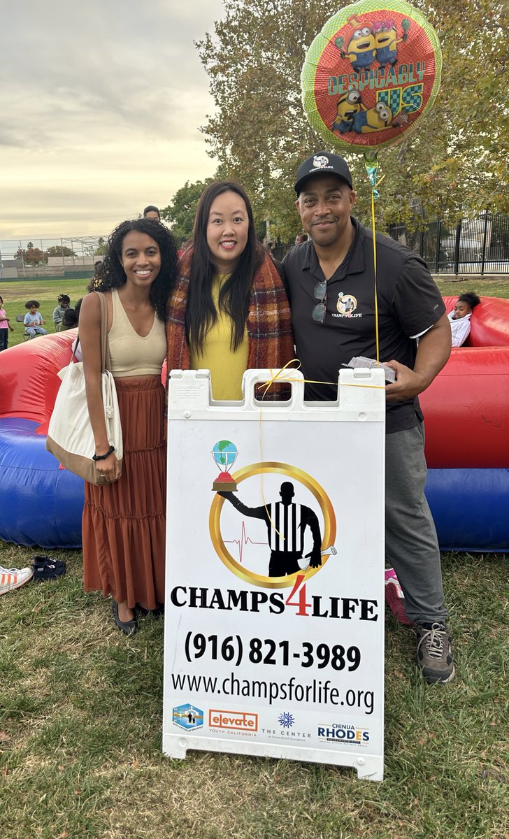 MaiForUs's tweet photo. What a beautiful and perfect evening in #Meadowview for our annual Movie Night event 🎥 🍿! So great to be in community with our youth, seniors and families. I love us, I love #SouthSac #HeartAndHustle #MovieNight #CommUNITY https://t.co/4kCgaOIZPp