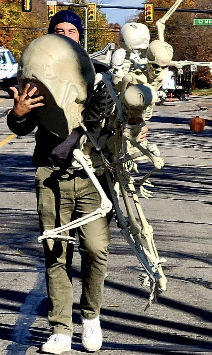 MikeMcGPontiac's tweet image. Mikey McGuinness in various stages of activity during the Downtown BOOkley festivities, from setup to execution to cleanup. 💀 #tired #forty #thisishalloween #michigan