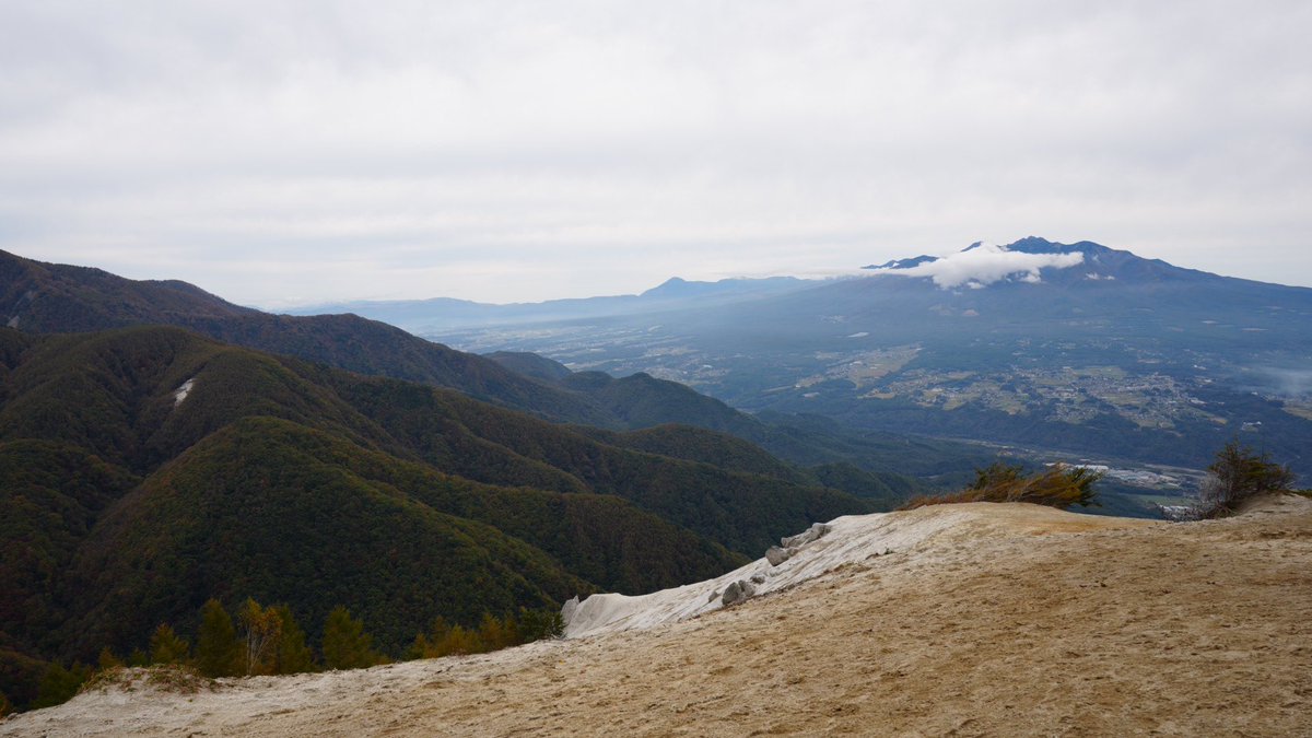 fou_______'s tweet photo. 日向山　1660m
山頂は天空の砂浜が広がっていました
実際見てると想像以上のインパクト
寒かったのでみんなでお味噌汁🥣♨️ https://t.co/7KPe6iYuGN