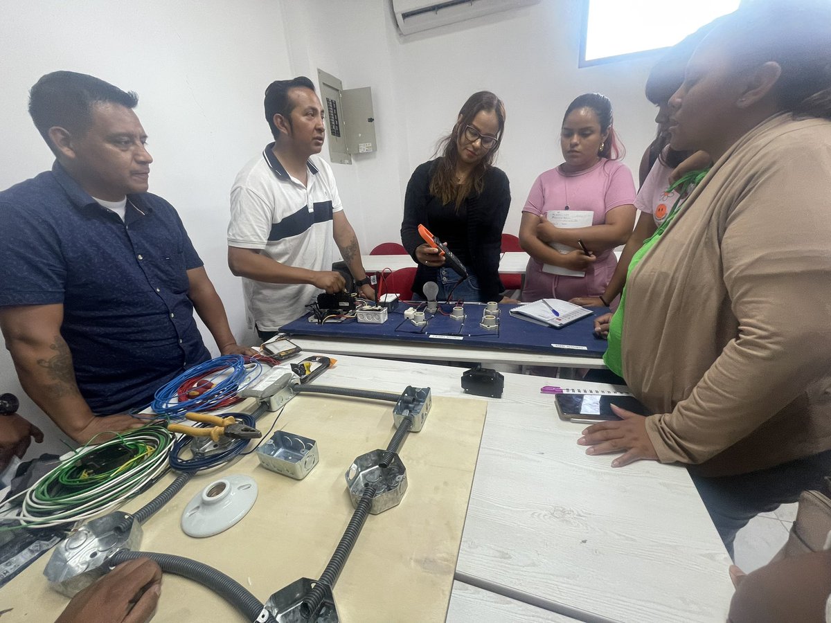 Mujeres con liderazgo: Segundo día del Taller de Electricidad Básica de la UBE en Durán, centrado en tipos de cables y su aplicación práctica en viviendas.
@angelperezpazm