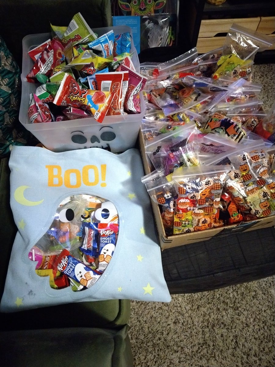 Saturday night prep for Halloween. Goody bags stuffed, bucket of Ring Pops and a special treat bag for the neighbor kiddo. 👻🎃