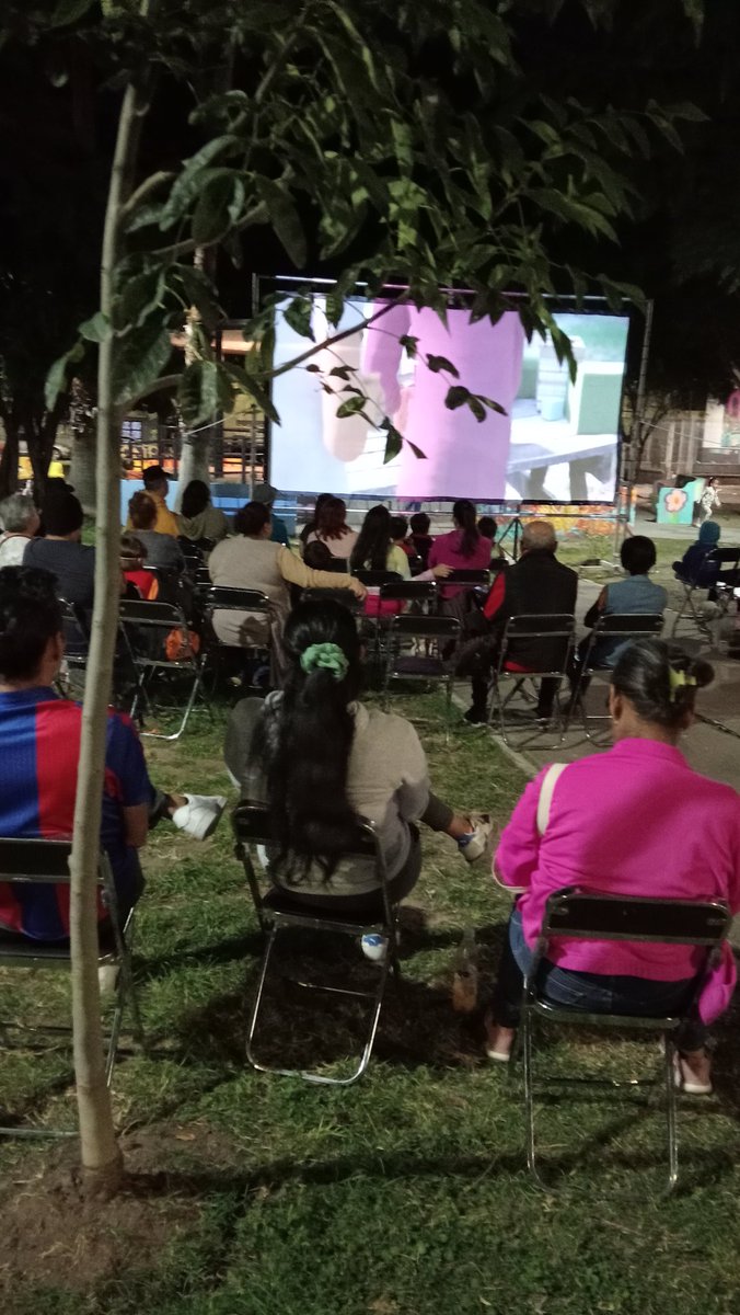 AlfreditoRomano's tweet photo. #Ficg en #SantaTere con #InyectandoCultura colectivo. Festival de cortos en el barrio. <3 https://t.co/KmLT91mjKq
