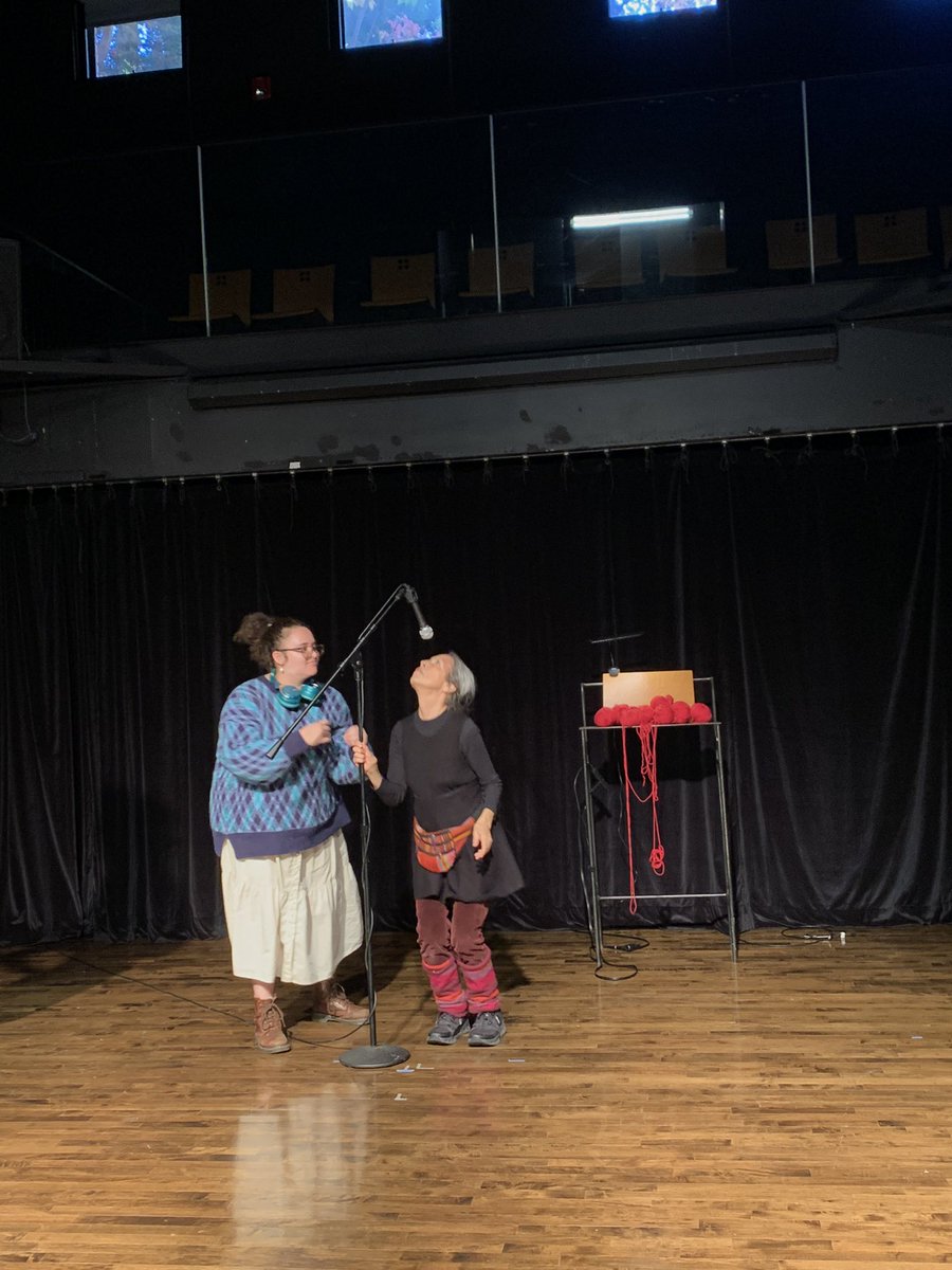 aimoraima's tweet image. Onte na performance de Cecilia Vicuña na universidade de Brown ❤️‍🔥