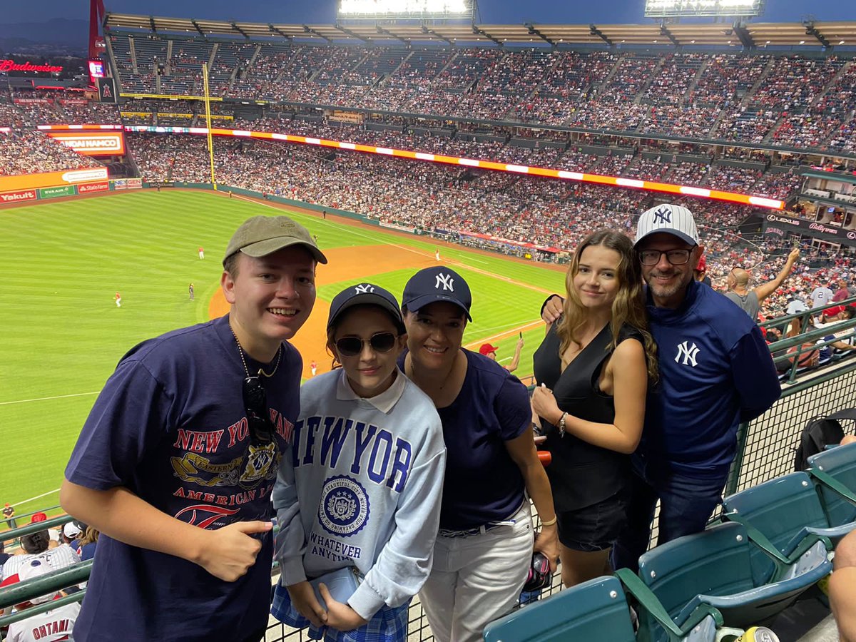 JMRipollG's tweet photo. Lo bueno es que tenemos salud! @jmripolldiaz @mariyoliripoll @ydiazp twitterlessLoo #SerieMundialEnFOX #SerieMundialxFSMX https://t.co/hMmwl7z6Aq
