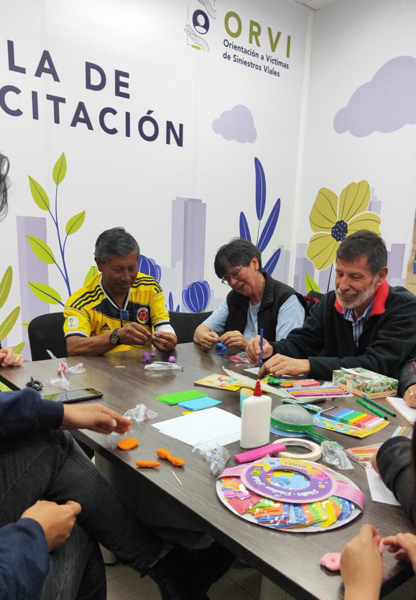 SectorMovilidad's tweet photo. 👥 El equipo de psicología de #ORVI realizó 'Lazos de escucha', una actividad grupal con ciudadanos que han sido usuarios del servicio. 
Este espacio busca fortalecer el apoyo y el trabajo realizado desde el área de psicología, promoviendo un acompañamiento cercano y empático. 💬💙