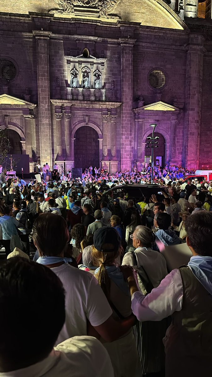 servusmx's tweet photo. Una camioneta atropelló manifestantes provida en la Plaza Liberación en Guadalajara.

Esto fue un ATENTADO TERRORISTA y no puede quedar impune.

Exigimos castigo a los culpables y seguridad para que nunca se vuelva a repetir.

@PoliciaGDL @SSeguridadJal @Sublevados_ https://t.co/d1C6lCCwps