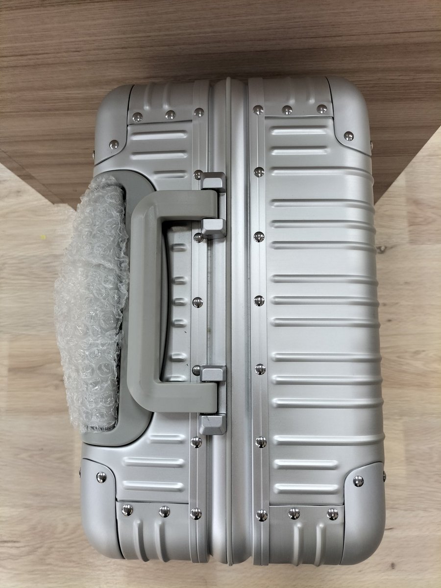 off_marinpia's tweet photo. MERCEDES BENZのアルミスーツケースが入荷致しました😄
使用感がなく美品です。３２Ｌです。お早めに見に来てください✨

#MERCEDESBENZ
#アルミスーツケース
#美品
#32l
#H50
#W35
#D21 https://t.co/d3eLTUdQ3f