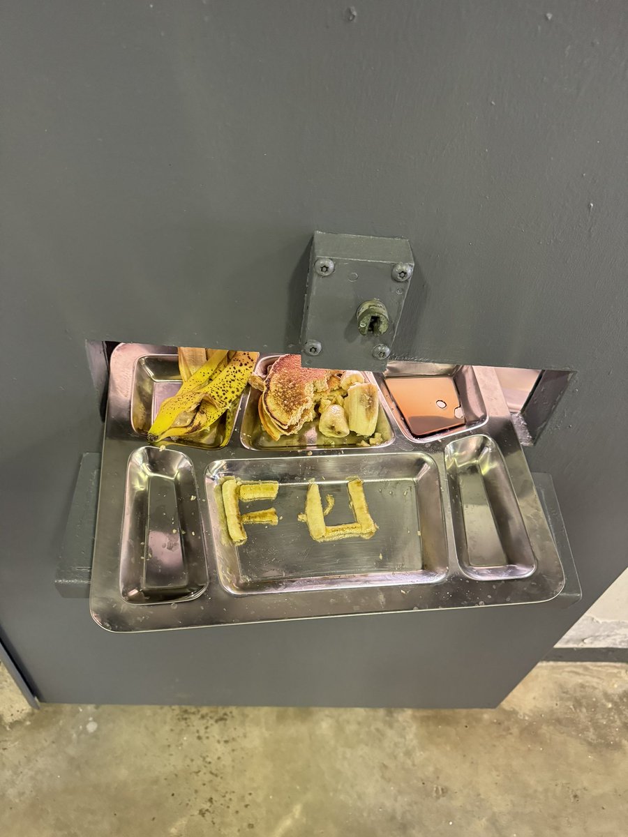 CagedBearDTX's tweet photo. What do you think happened to this inmate who decided to send a lovely message with his food tray? #prison #inmate #foodport #prisonfood #fu https://t.co/xaYKHmFQfB