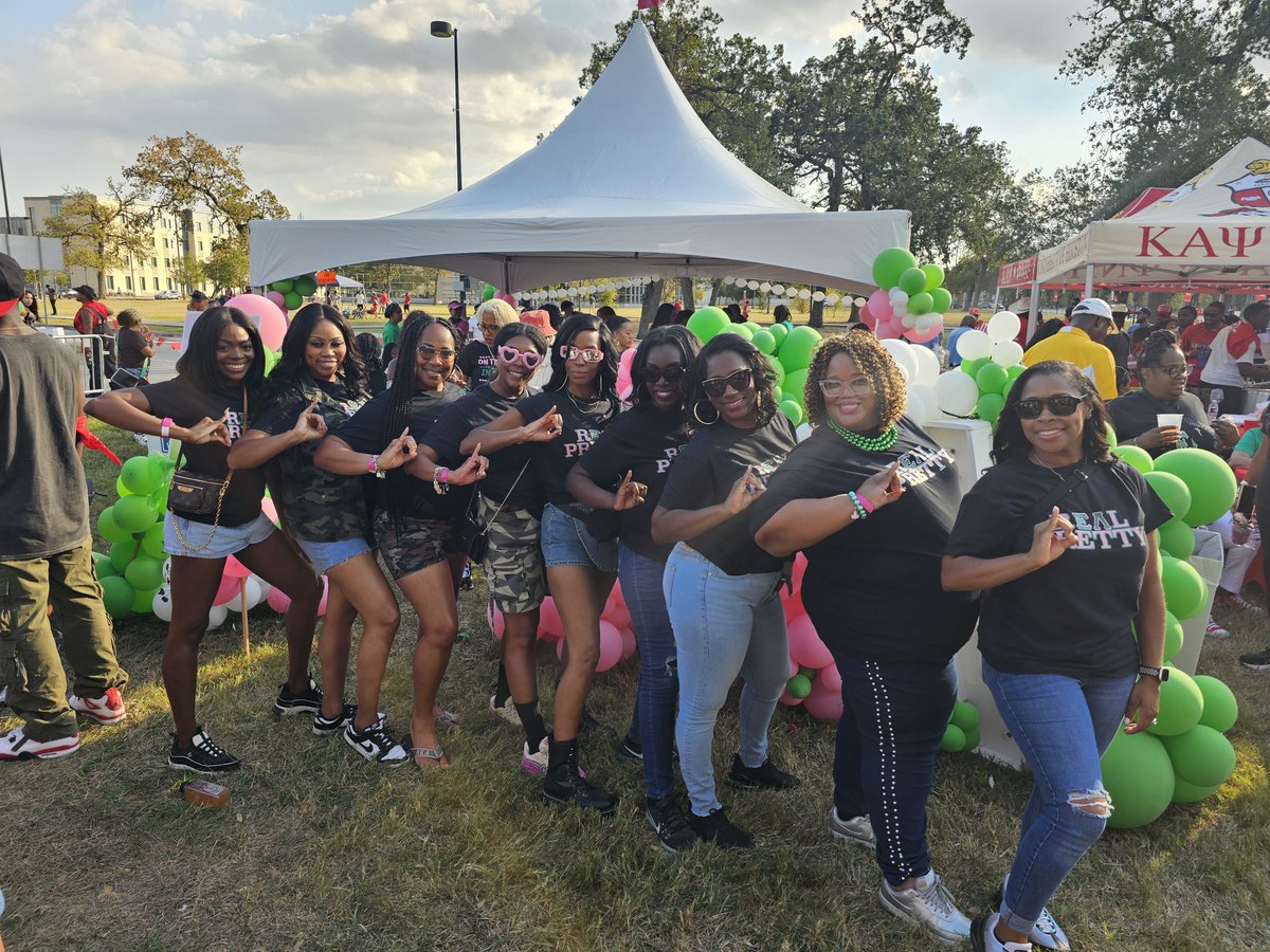 SayitSavoy's tweet photo. Happy Homecoming @UHouston
It's year 19 for the 27 Elements of Envy! #RealPretty @UHAKAs 55 years of running the yard! 💗💚 https://t.co/FoKCK0jOI2