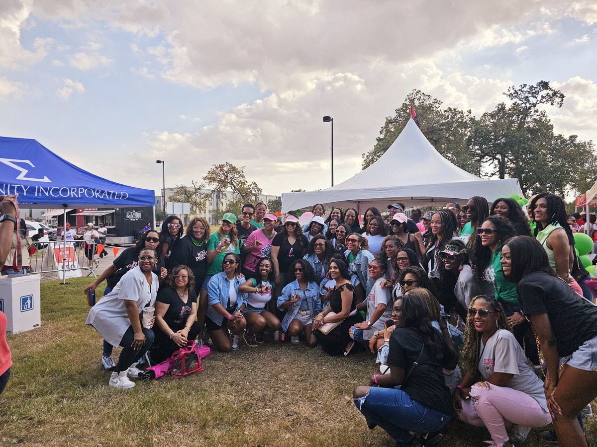 SayitSavoy's tweet photo. Happy Homecoming @UHouston
It's year 19 for the 27 Elements of Envy! #RealPretty @UHAKAs 55 years of running the yard! 💗💚 https://t.co/FoKCK0jOI2
