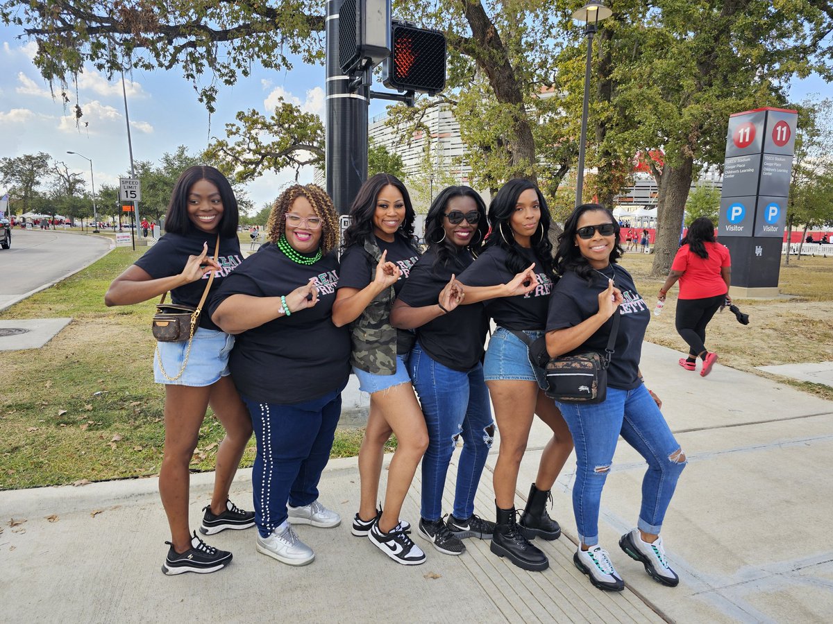 SayitSavoy's tweet photo. Happy Homecoming @UHouston
It's year 19 for the 27 Elements of Envy! #RealPretty @UHAKAs 55 years of running the yard! 💗💚 https://t.co/FoKCK0jOI2