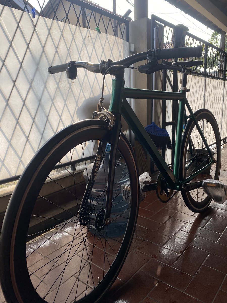 ndsbgt's tweet photo. @hrdbacot For sale.. 
sepeda fixgear size 52 
- Frame prompt datar size 52
- fork n flat bar karbon (lupa merk nya)
- crank OTA
- Pedal OTA 
- Hub dpn/blkng prompt
- rims 5cm polos
- lecet pemakaian 

Ga bisa kirim2 ya

Cod sekitar bintaro atau alam sutra 

Harga 2,7jt nego

#lapakcot https://t.co/3cs3v2QUok