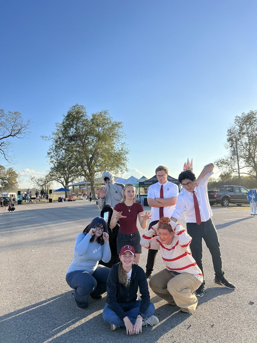 Looooong DECA day, but a rewarding and fun one. We started off volunteering at the Family Hope Food Drive this morning with Foster DECA and ended at the Fulshear Chamber of Commerce Harvest Festival with our mayor. Love these kids!My tank is empty, but my heart is full. 💜