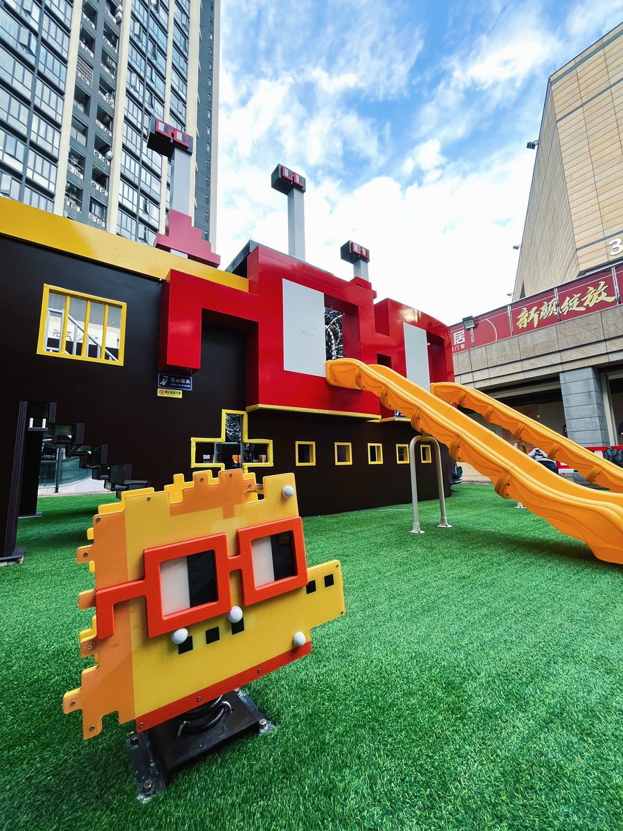 Wide Eye Karl tweet media