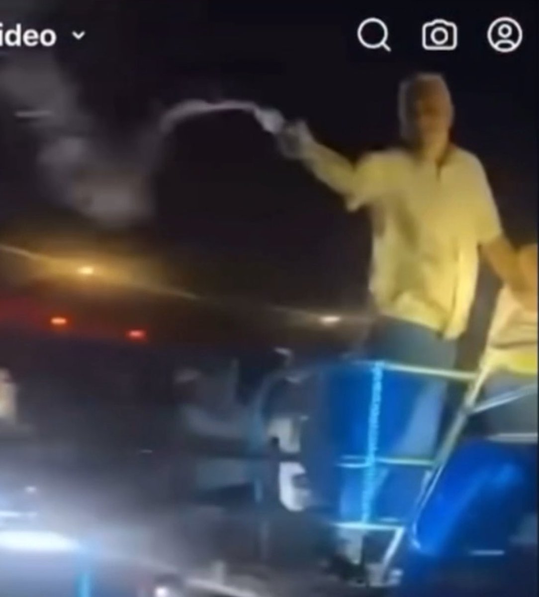 deptmemespr's tweet photo. El cristiano, el pulcro, el hombre de familia, tirándole agua a una mujer.

¿Esto es lo que promueve el PNP? https://t.co/y9kKUyewbW