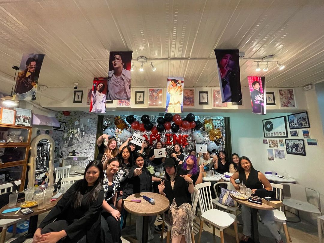 studioslila's tweet photo. That's a wrap for this year's Rapline ll:
Redemption CSE by @rkivecafe &amp; Lila Studios 💜🫶🏻🎉✨

We want to thank all who made this event filled with energy, laughter, conversations and a lot of freaking fun!! 

ARMYs, co-army sponsors and BTS! 💜 

#BTS #Rapline #BTSis7 https://t.co/tvhpzq7g91