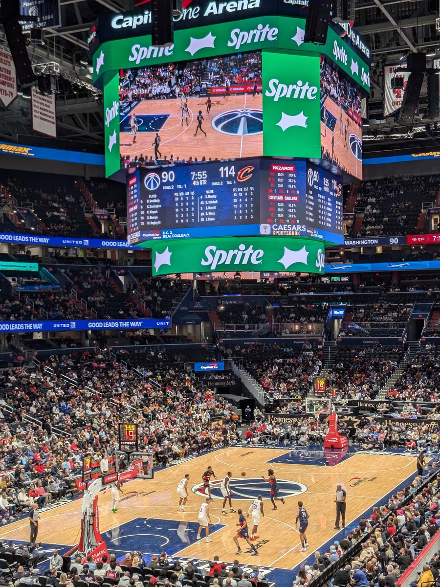 Donovan Mitchell 30 points tonight! My gf bought us tickets as an early birthday present 🥺❤️